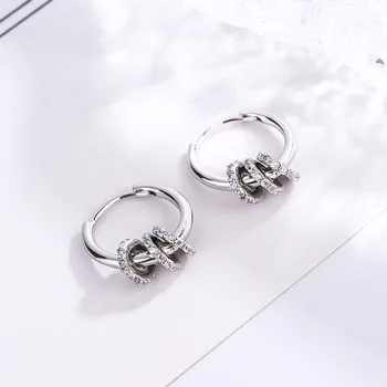 S925 Серьги из стерлингового серебра с тремя кольцами 2023 Новые одиночные маленькие и популярные персонализированные женские универсальные персонализированные серьги